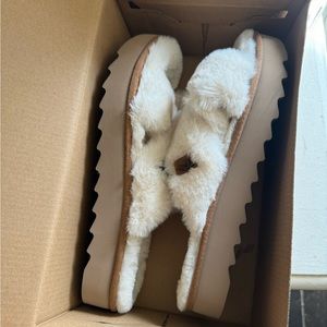 UGG Koolaburras size 9 women’s (NEVER WORN)